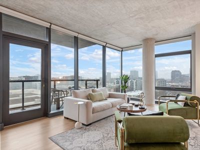 High-End West Loop 2BR + City Views & Walkability