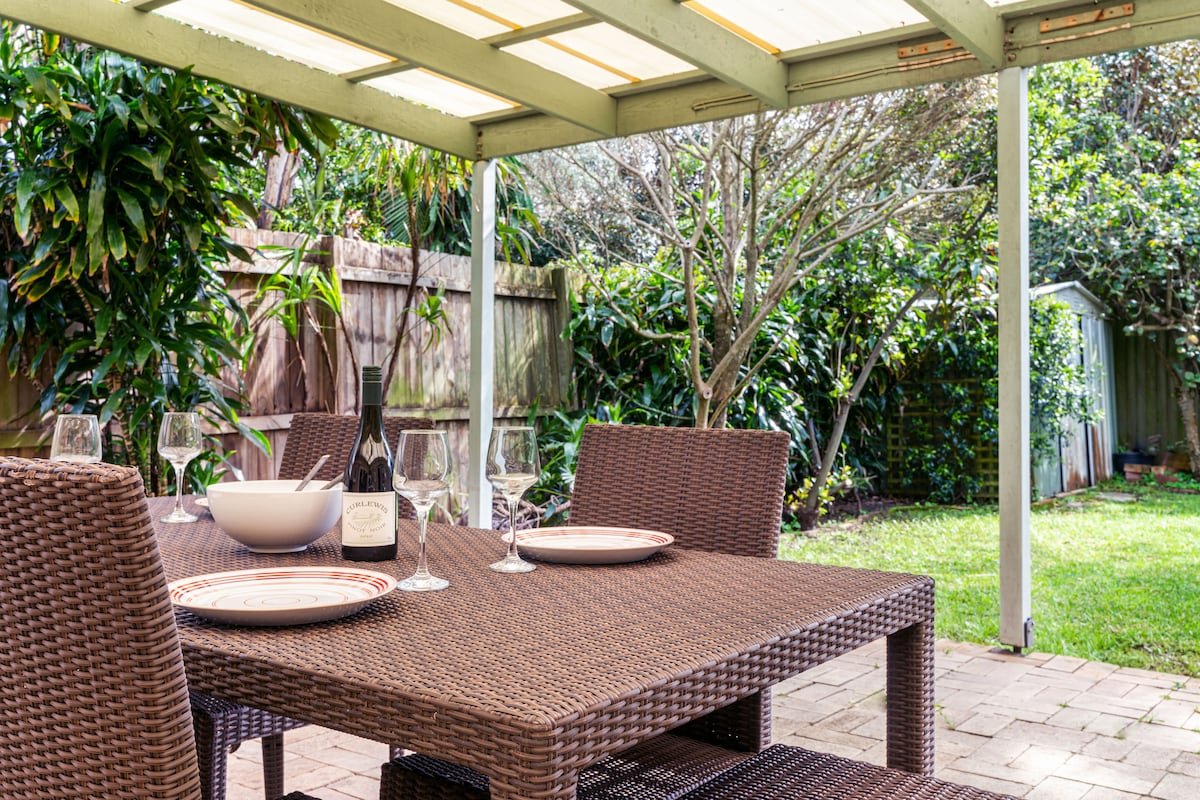 Family Beach House – spacious w yard AC car space gallery image 3