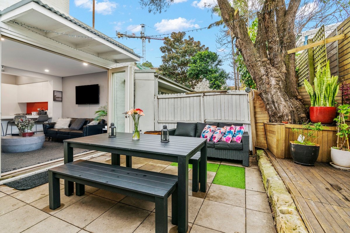 Ideally Located Stylish Modern Comfortable Terrace gallery image 3