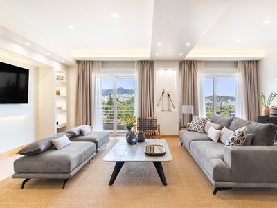 Grand, 3-BDR APT with Majestic Acropolis View