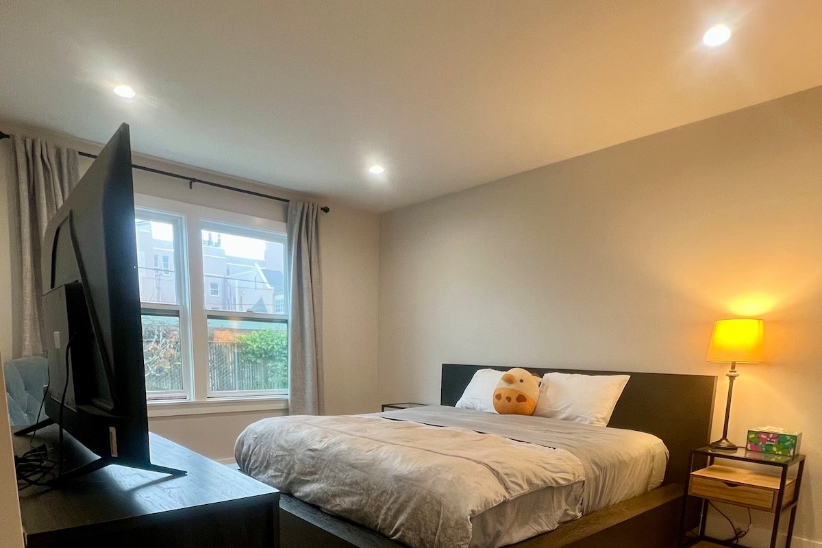 Modern 5 Bedroom/4 Bathroom-superb location! gallery image 5