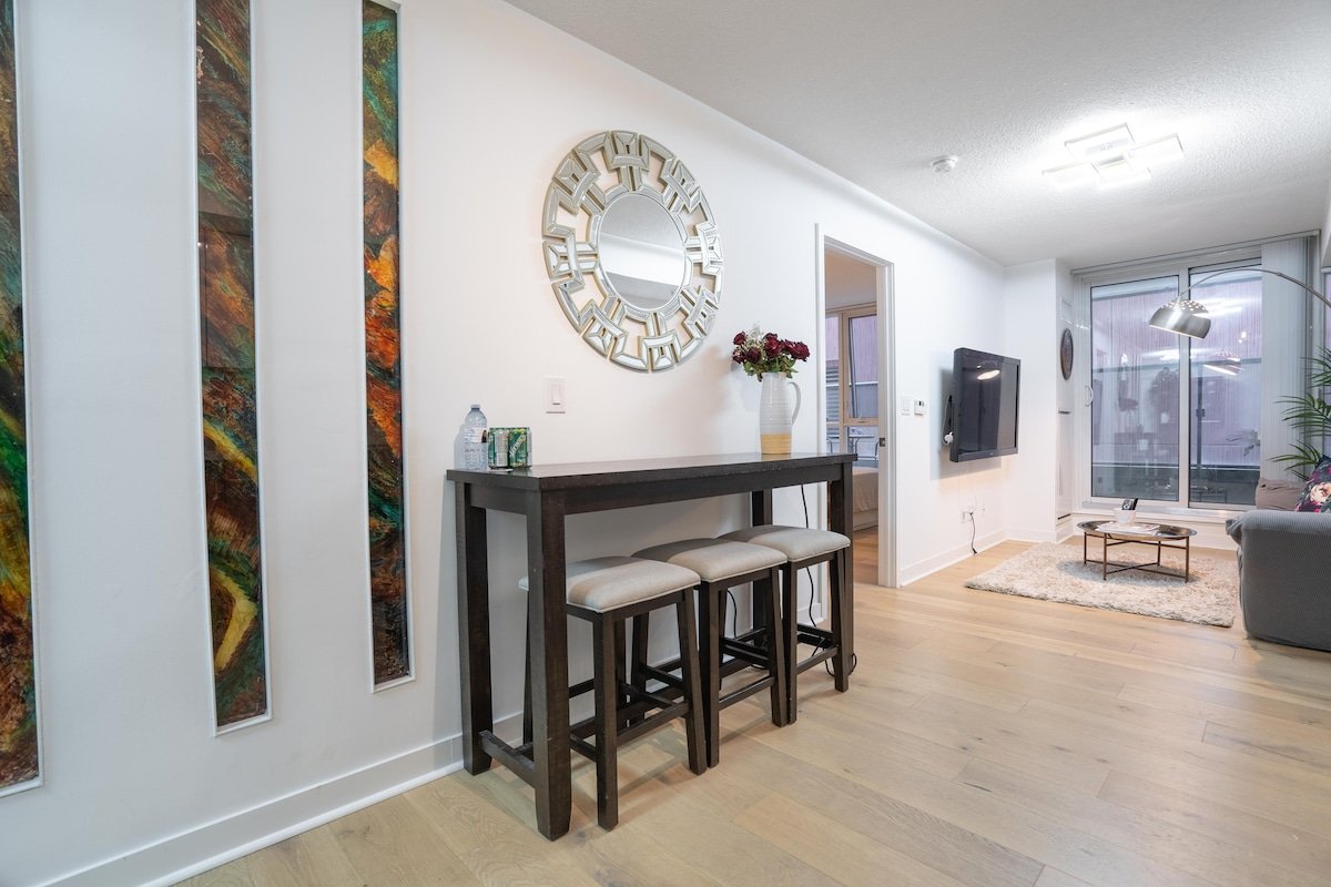 Central Gorgeous Retreat|Prime Location + Parking gallery image 4