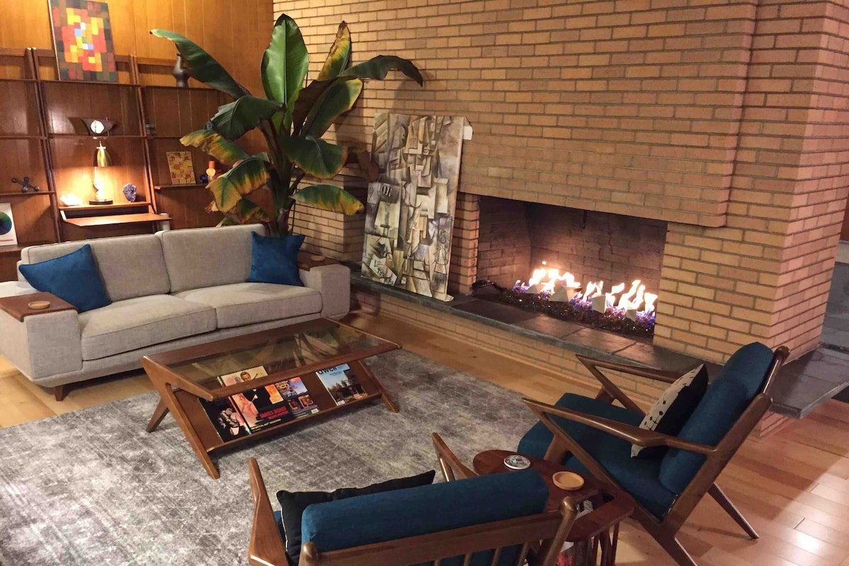 The Mulberry House Mid-Century-Modern w/Views gallery image 4