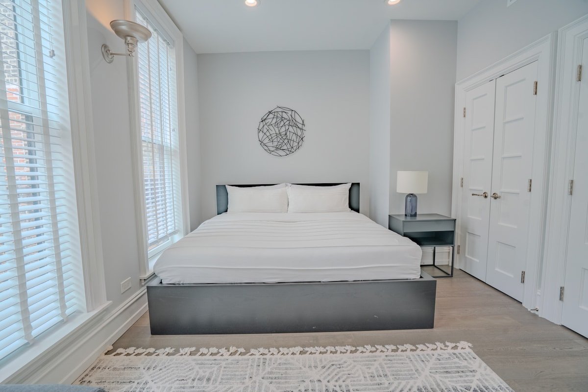 Pristine Gold Coast 3BD|2BA | Free Parking| Beach. gallery image 3