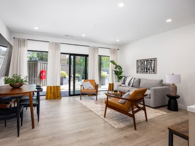 Blocks from Broadway/King Beds/Steps from Pool