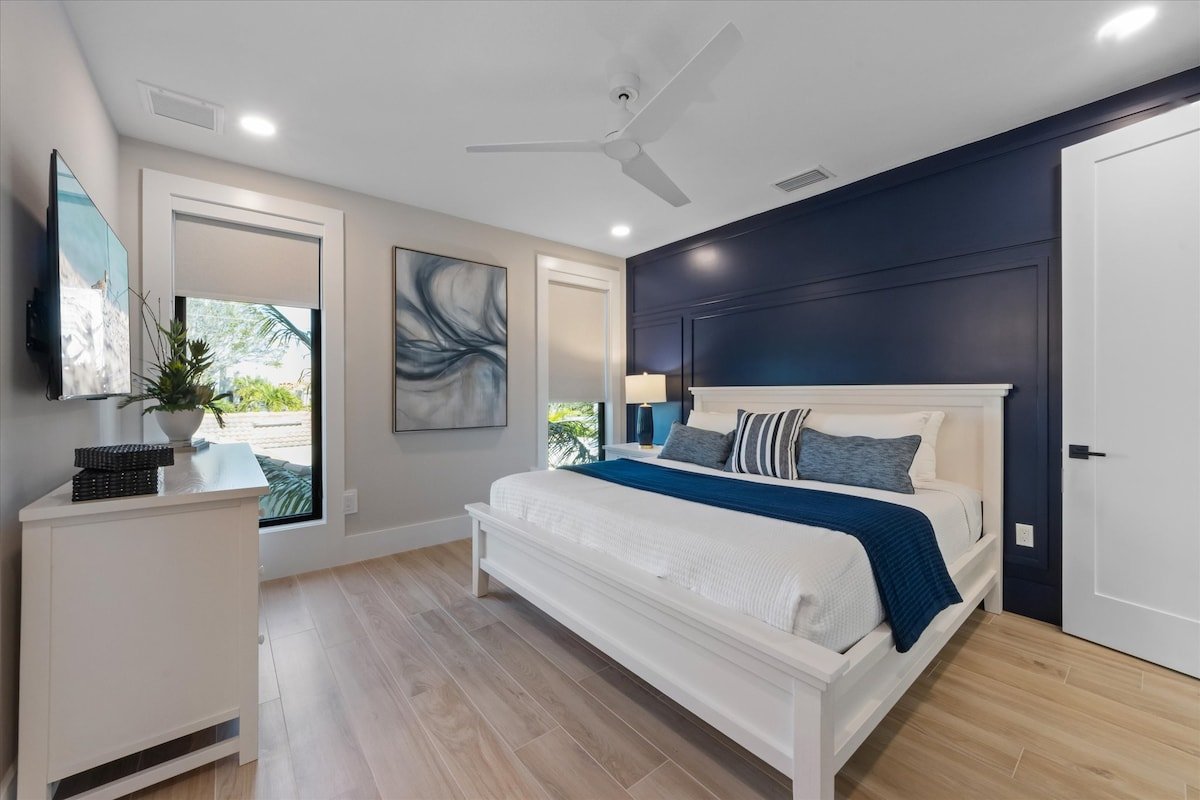 Lido Luxe Estate: Rental with Pool & Rooftop Deck gallery image 4