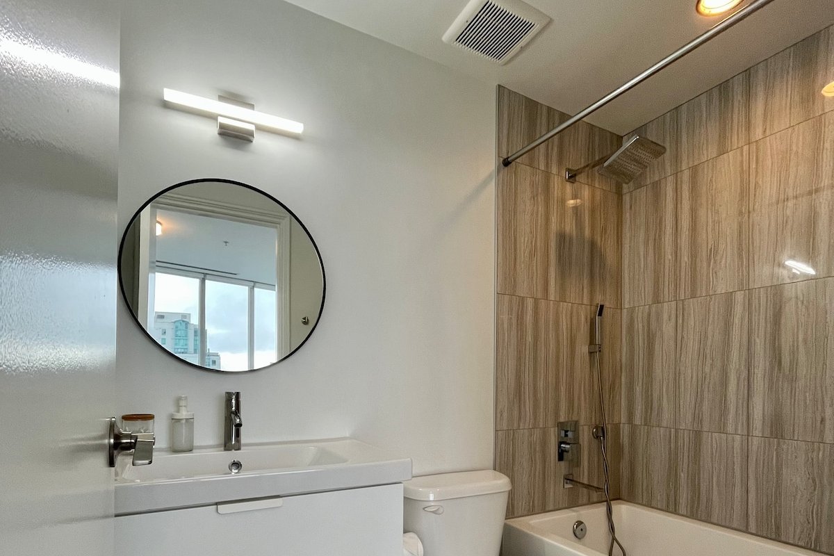 Penthouse Apt w/ Balcony & VIEWS gallery image 3