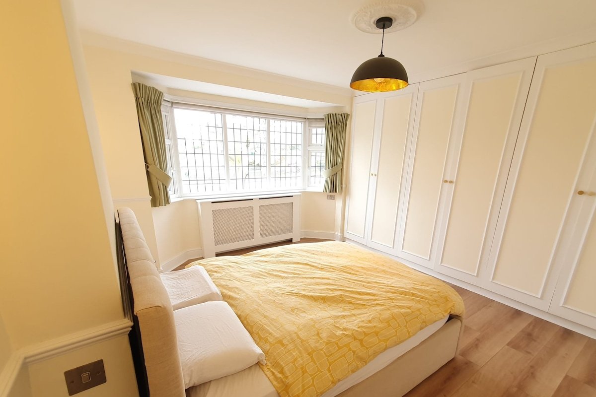 Spacious family house-amazing garden&opposite park gallery image 4