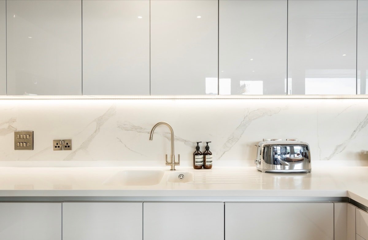 Beautiful waterfront penthouse gallery image 4