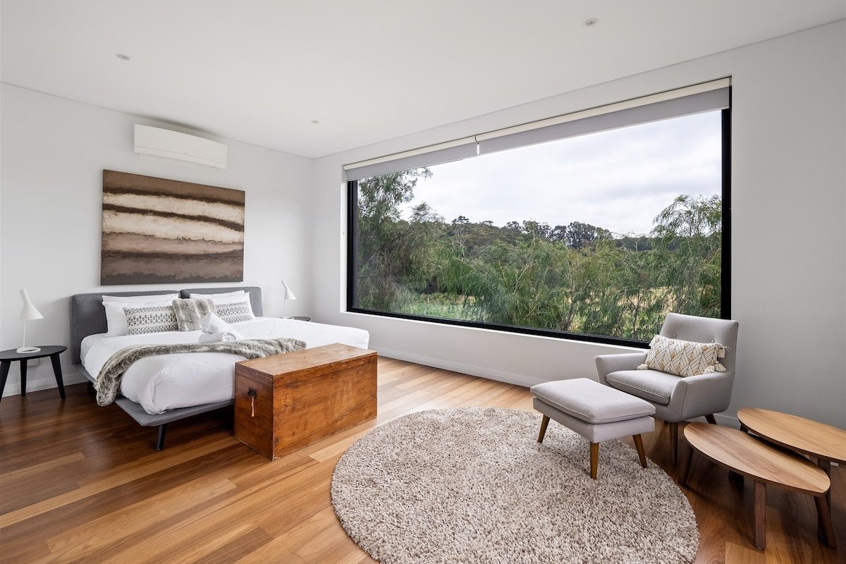 Sophie’s Vineyard—Sprawling Scenery with Pool gallery image 4