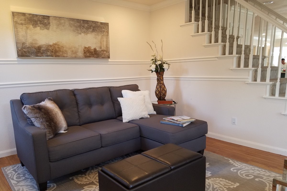 Entire house for families：Steps to beach! gallery image 3