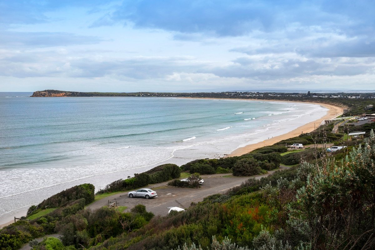 Luxury at the lookout – beach across the road! gallery image 4