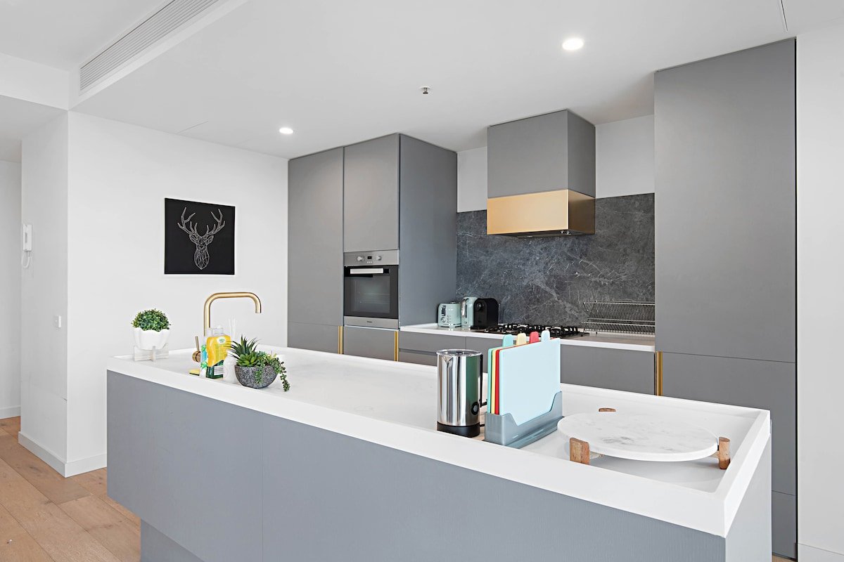 Breathtaking Views | 3Bed | 3Bath Sub-penthouse gallery image 5