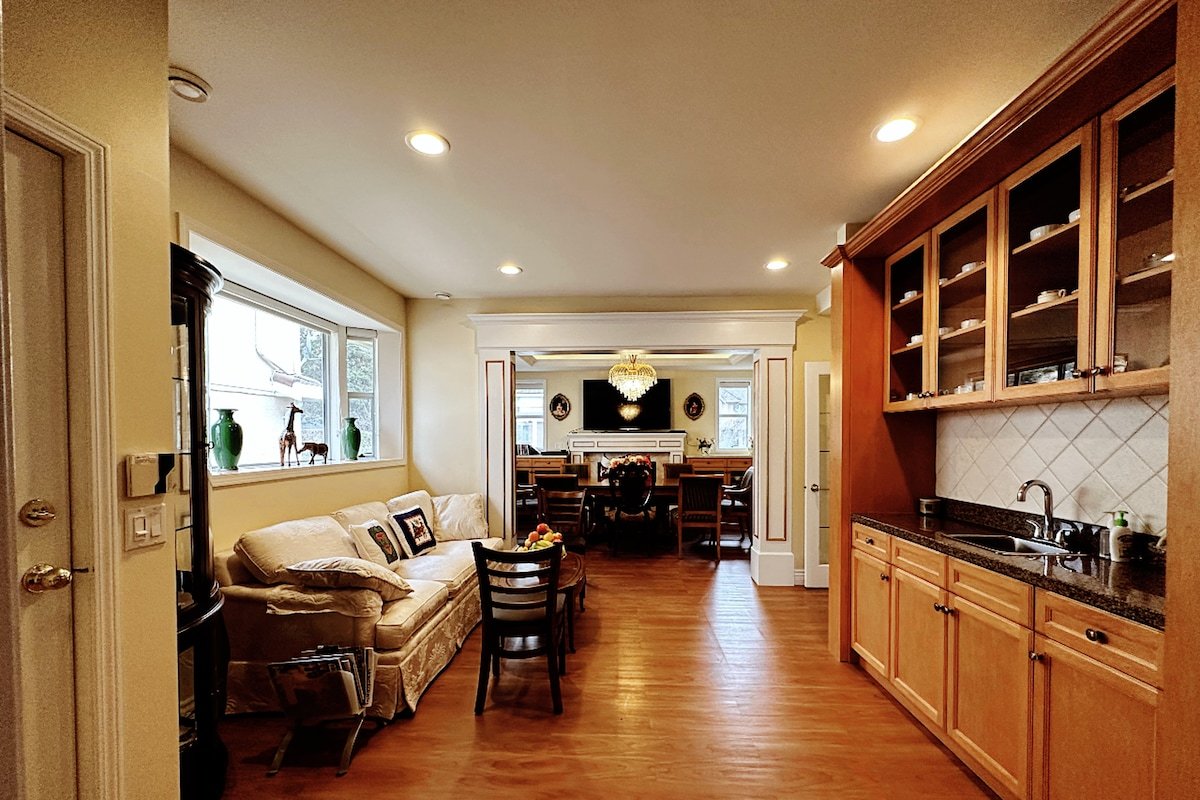 Super Cosy 8Bedroom(10bed)&6Bath -10min DT/Airport gallery image 4