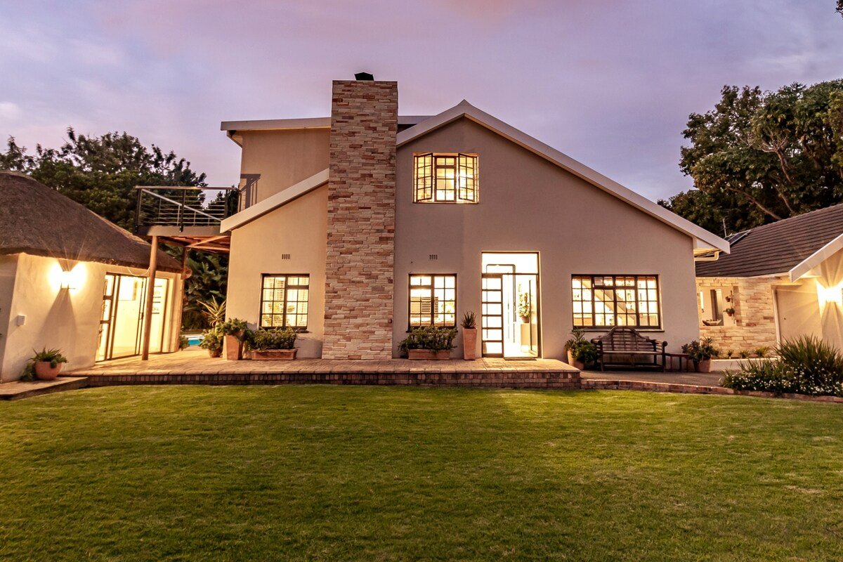 Spacious home with pool, Constantia, Cape Town gallery image 3