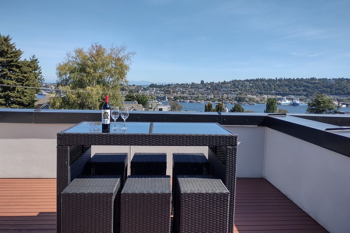 Stunning Queen Anne 4B3B w/ Lake Views & Rooftop