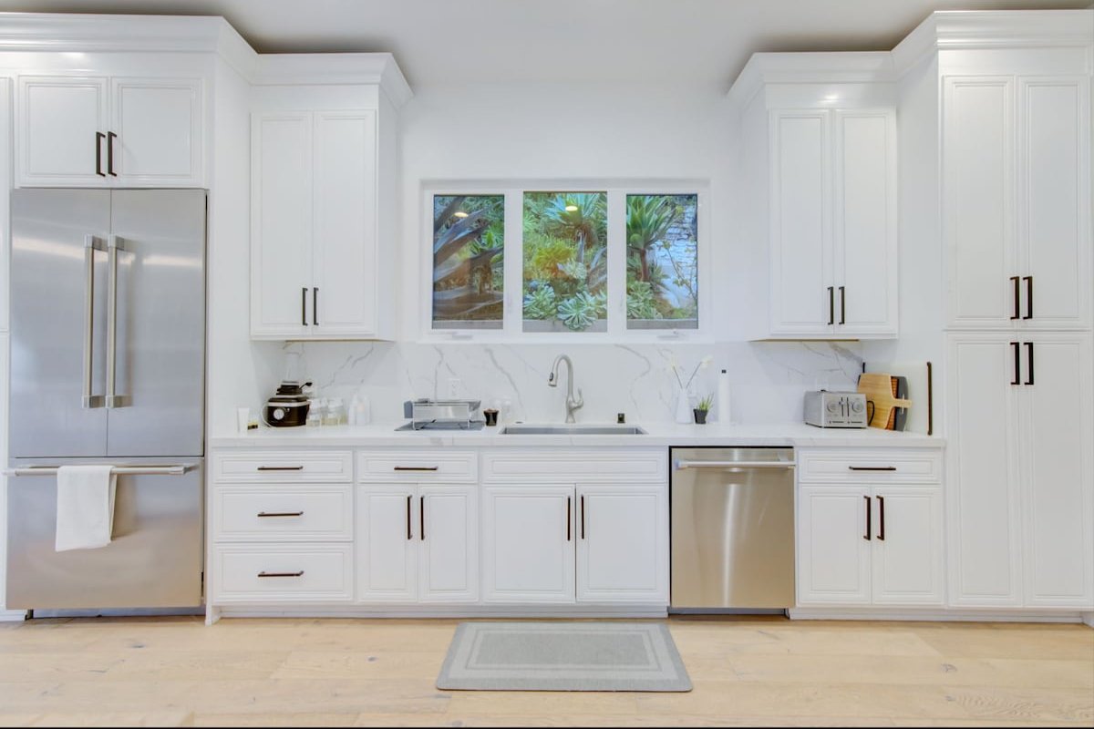 Hollywood Hills 4BD Villa w/ Sauna, Gym, & Views! gallery image 5