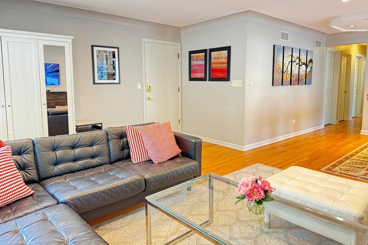 Spacious 3600 SQ Ft. Home next to Park & Transit gallery image 5