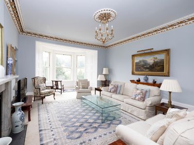 Elegant 3-BR Central Princes Street Apt with View