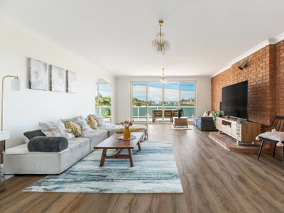 Stunning waterfront pl with swimpool &harbour view