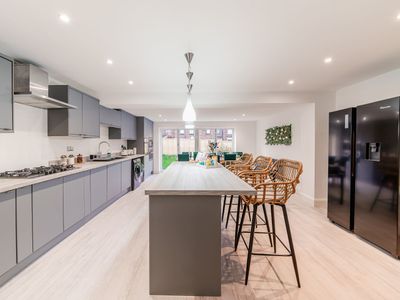 6BR house/2BR Bungalow & Parking