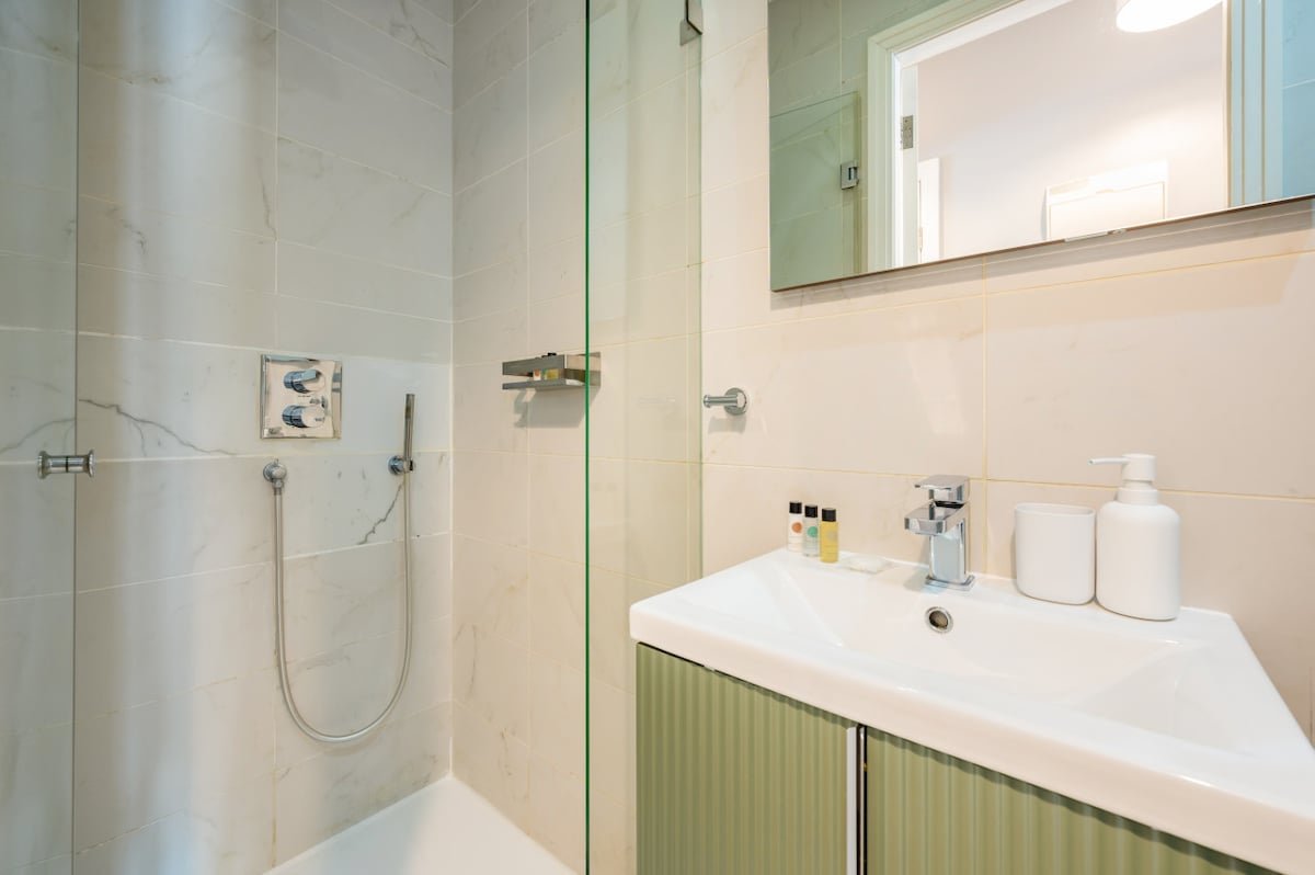 London Theatreland Dream – 2 bedroom apartment gallery image 5