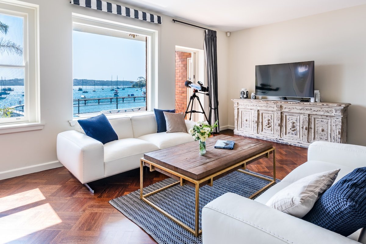 Magnificent Waterfront living with view gallery image 4