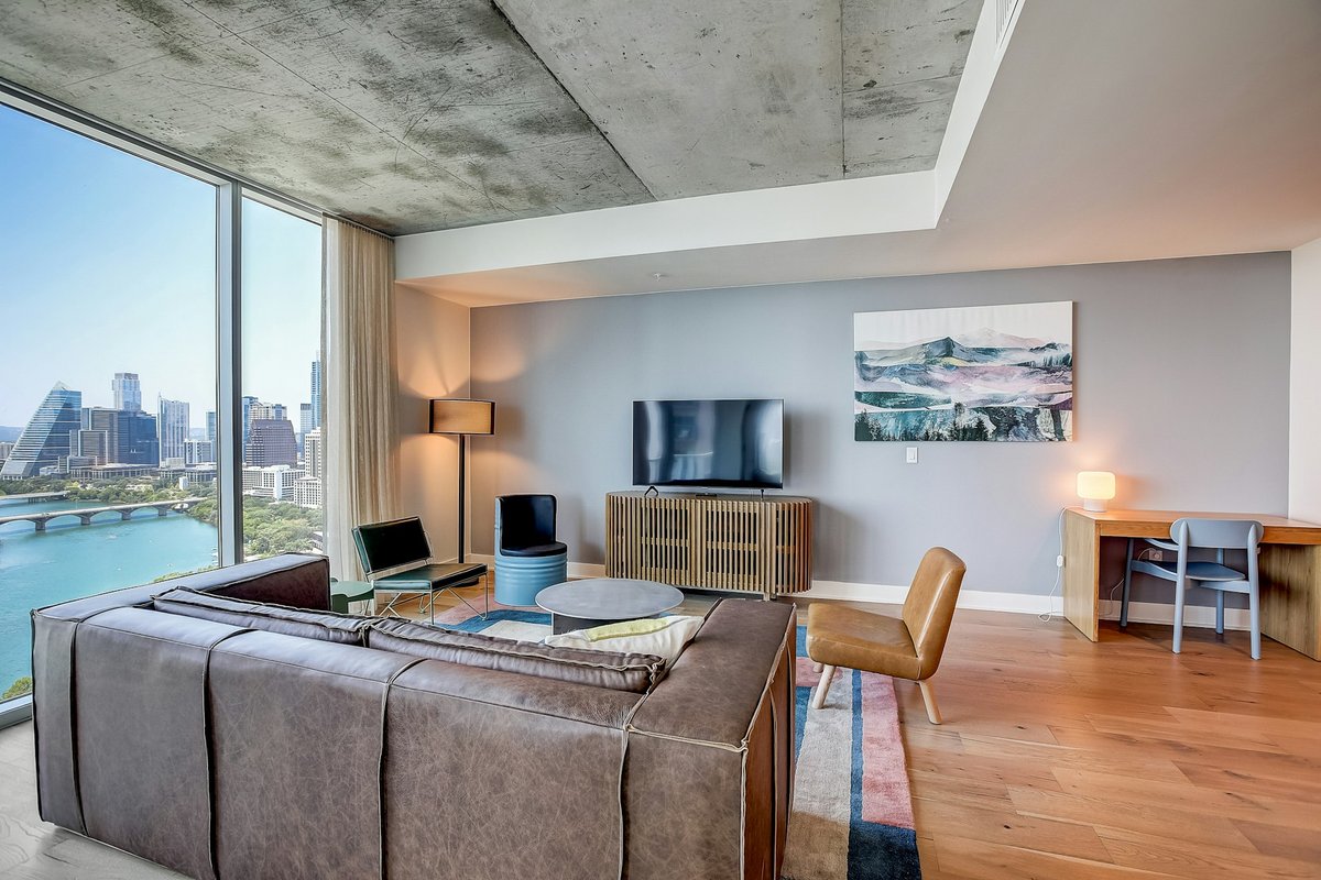 Stylish 2BR Lakefront Natiivo Austin 29th-Floor