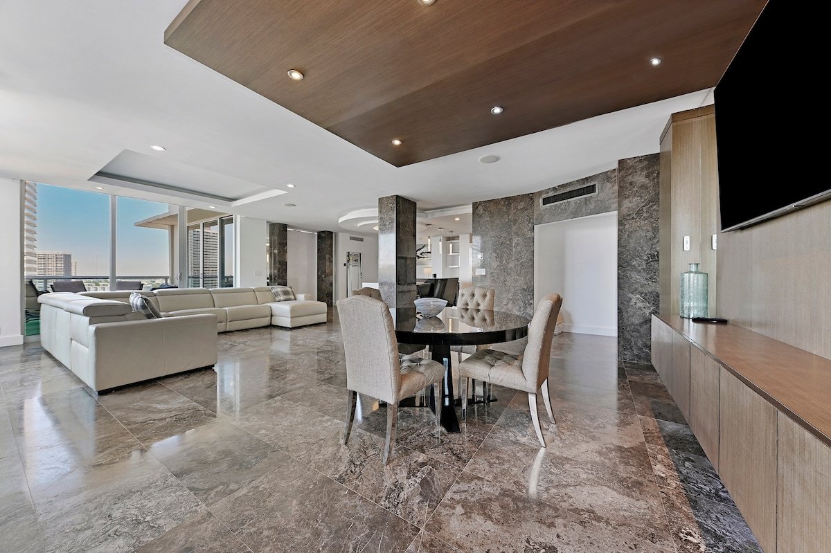 LUXURY PENTHOUSE ON THE BEACH 3/3 OCEANFRONT CONDO gallery image 5