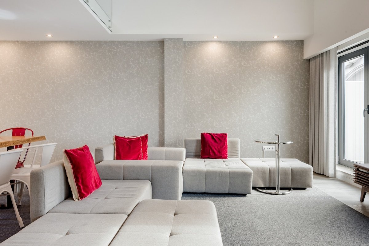 Spectacular 4 Bedroom Apt in the Heart of Oporto gallery image 2