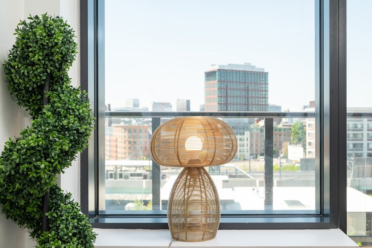 Luxury Apartment w King Bed, Shared Pool & Rooftop gallery image 2