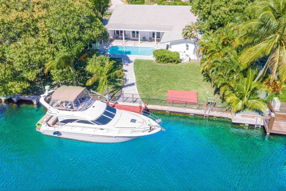 FENDI WATER-FRONT 6 BR & 4BA Luxurious & HEAT POOL gallery image 3