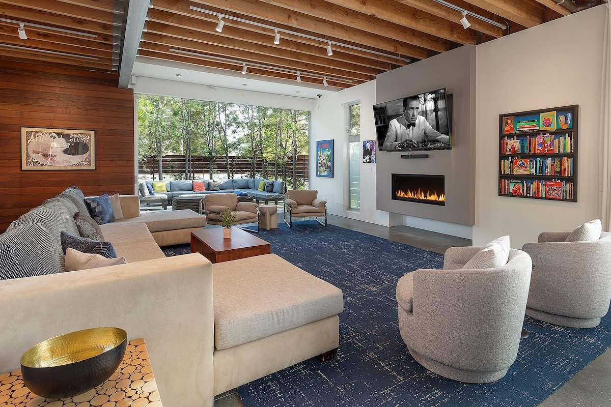 Architectural Masterpiece with Roof Deck gallery image 2