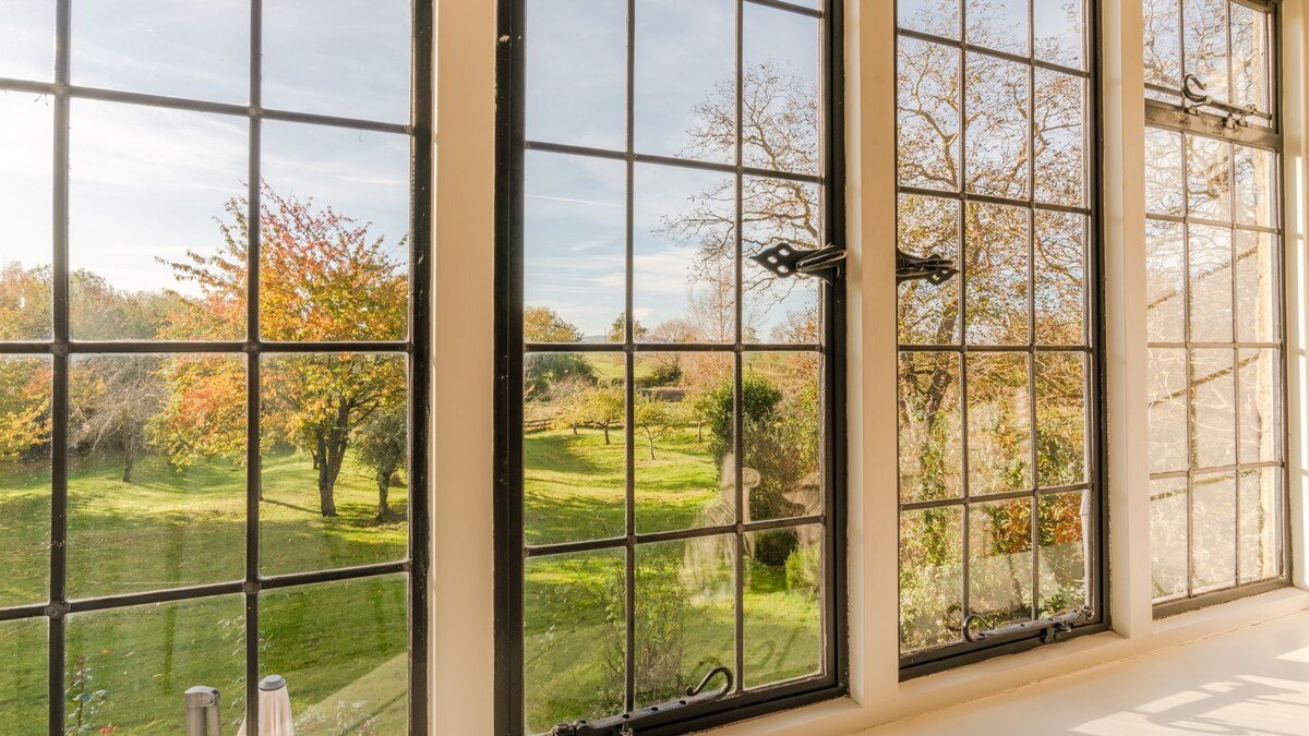 Foxholme Manor, with swimming pool near Broadway gallery image 2