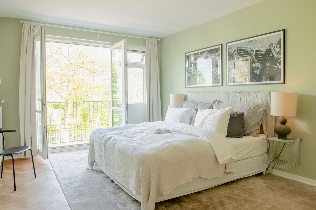 Completely renovated Apt viewing over Kings Garden gallery image 3