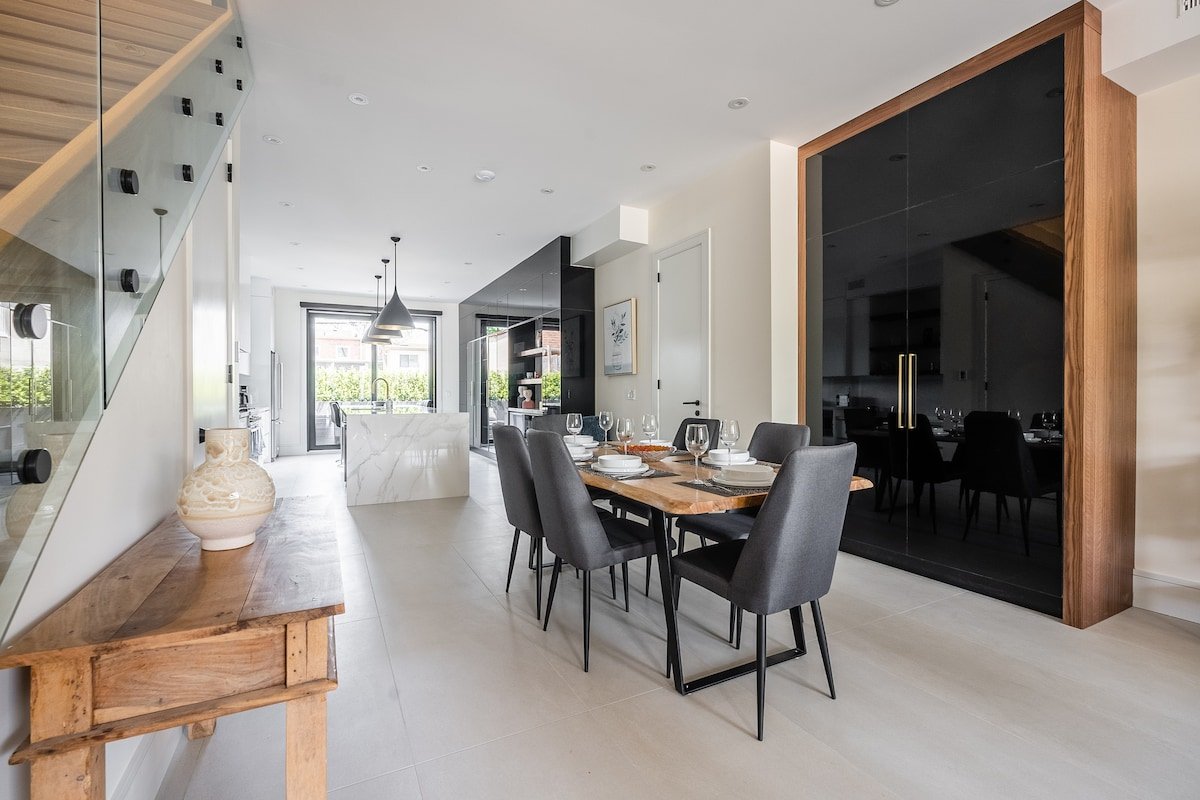 Incredible Modern 3BR Executive Home – Must See! gallery image 5