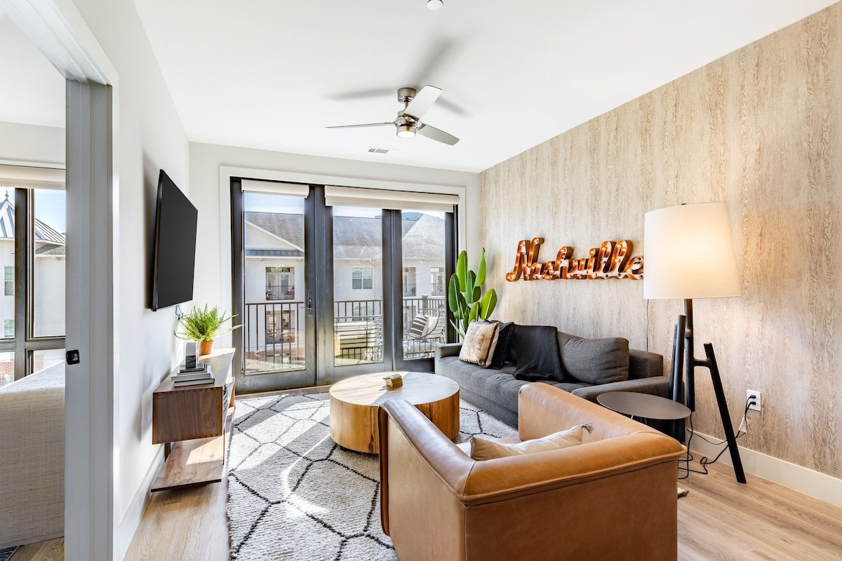 Sleeps 18 | 3 Modern Midtown Apartments, Gym+Pool gallery image 4