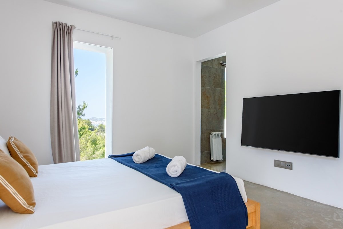 Panoramic views of San Antonio Bay – Pool- Garden gallery image 2