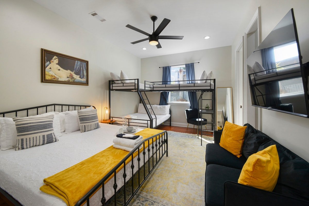 French Quarter HQ- 9 Beds, Bonus BR & TVs in 2BRs gallery image 3
