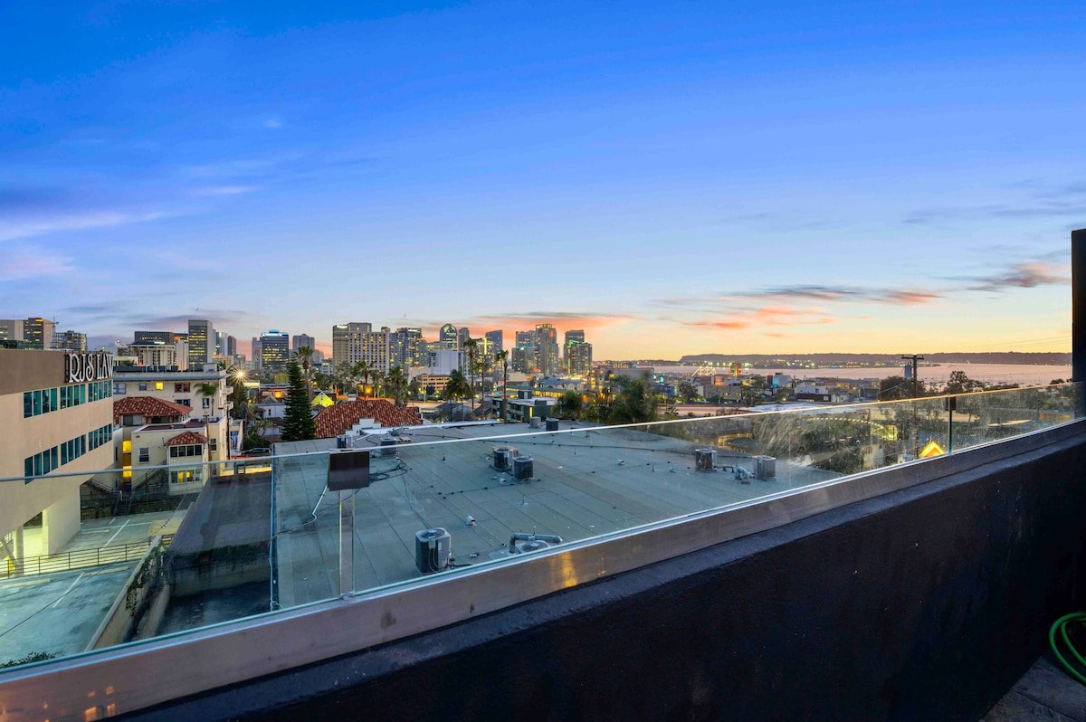 Lux Tri Level Home Rooftop Jacuzzi Jetliner Views gallery image 5