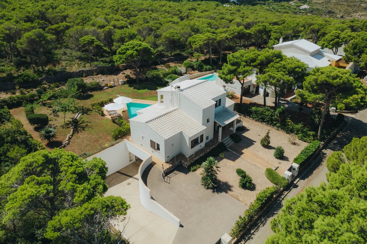 Stylish & Peaceful Living, Beach 10 Min Walk gallery image 3