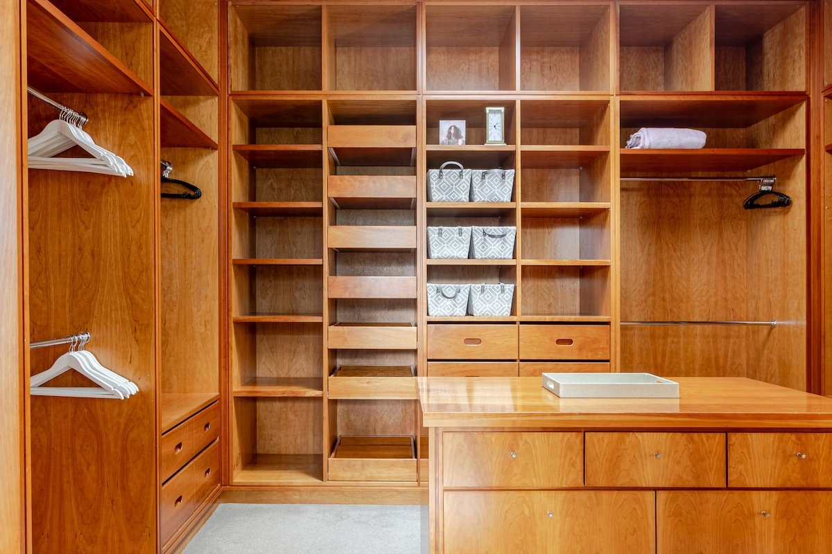 5-Bedroom Villa with Breathtaking Mountain Views gallery image 3