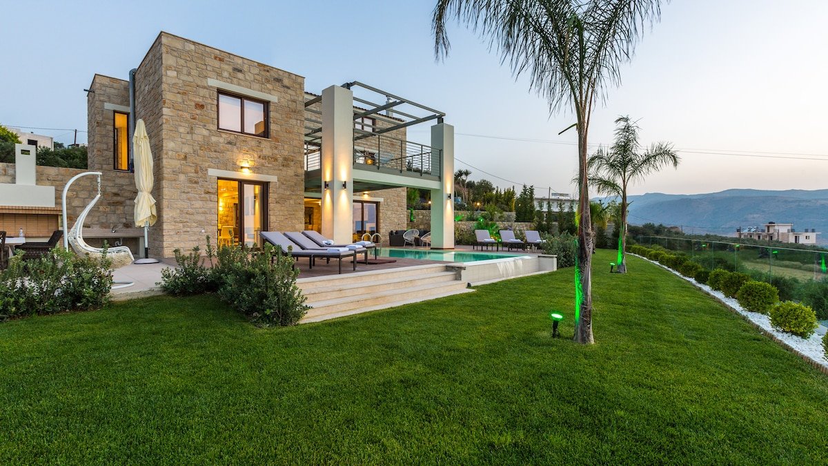 Villa Emilia | Heated* pool, seaview, next to town gallery image 4