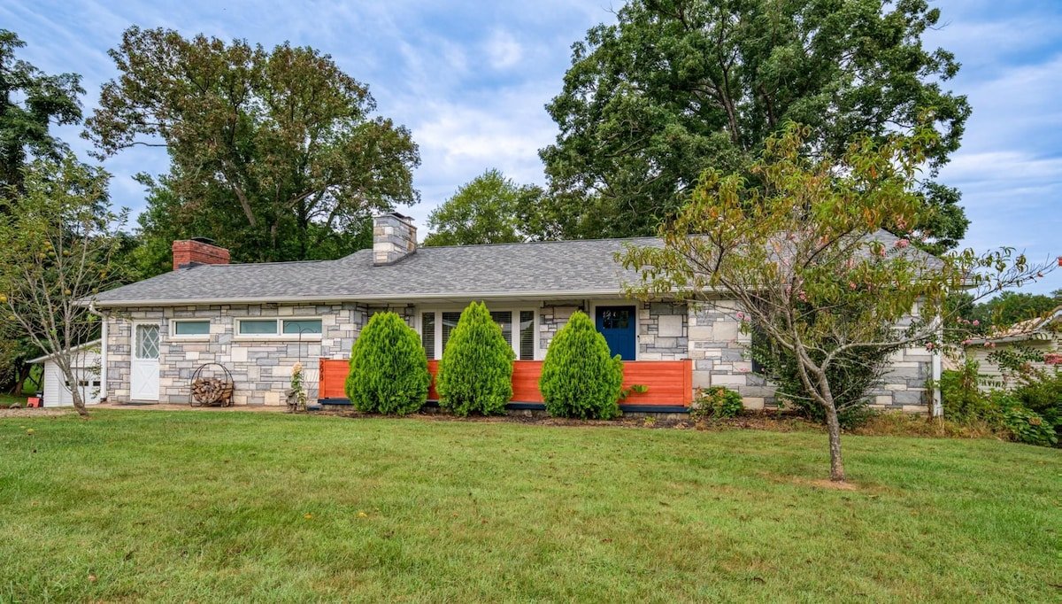 *2 Kings* Hot Tub* Game Room* 5 Miles to Downtown gallery image 5