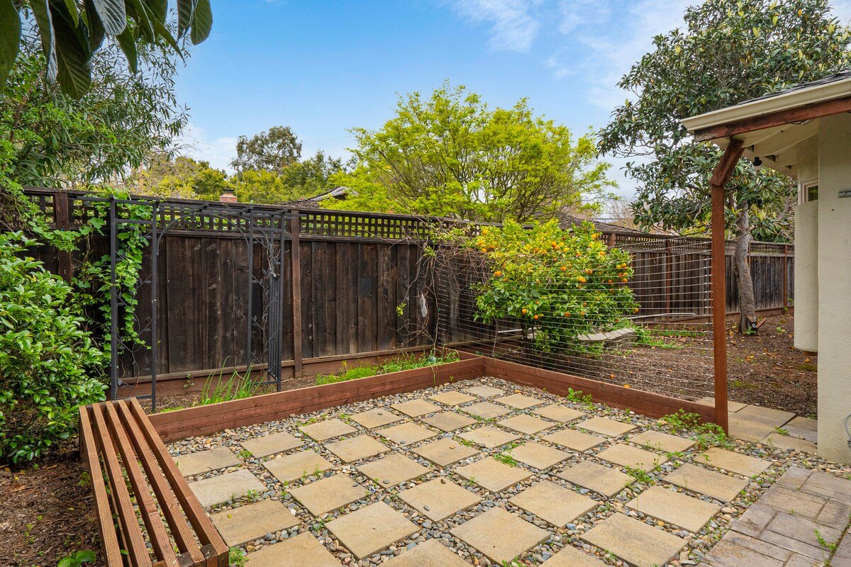 Cozy Modern house in Palo Alto gallery image 5