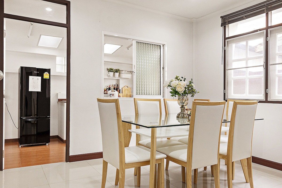 曼谷Sutthisan地铁站独栋带花园、停车位别墅 五卧三卫+獨立保姆間 gallery image 3