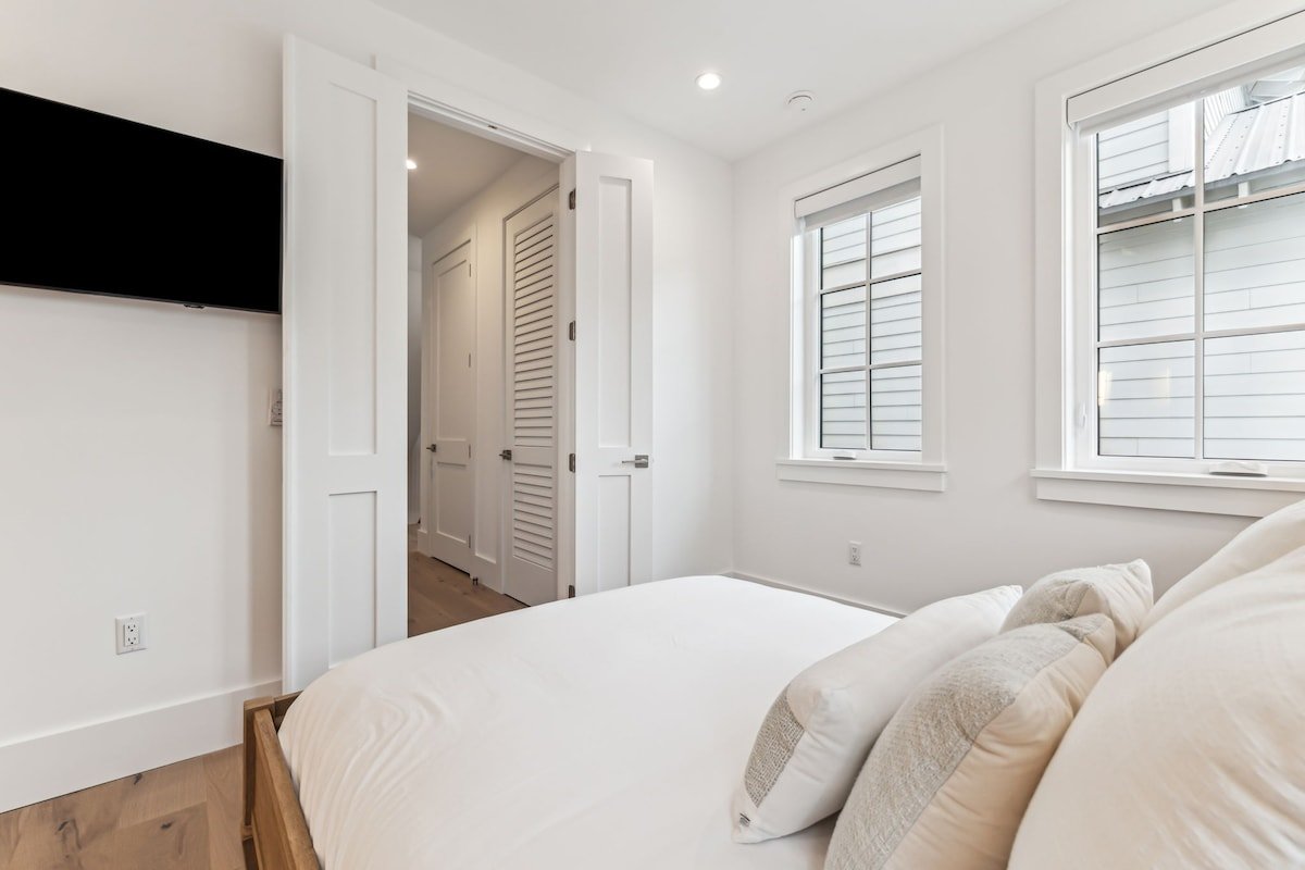 Luxe brand-new home 2-min to Peddler’s Pavilion gallery image 4