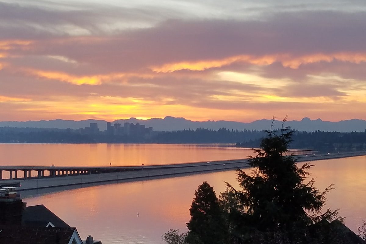 Seattle Retreat w/Panoramic Lake and Mt Views gallery image 3