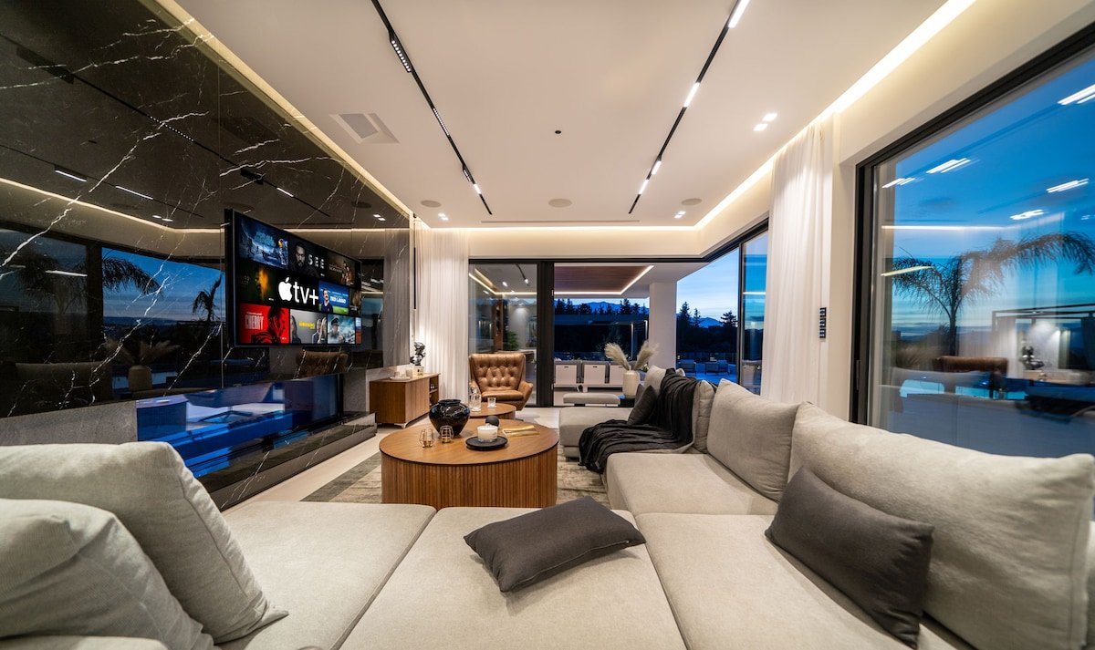 3’ to Beach / 3 Private Pools / Tennis Court gallery image 5