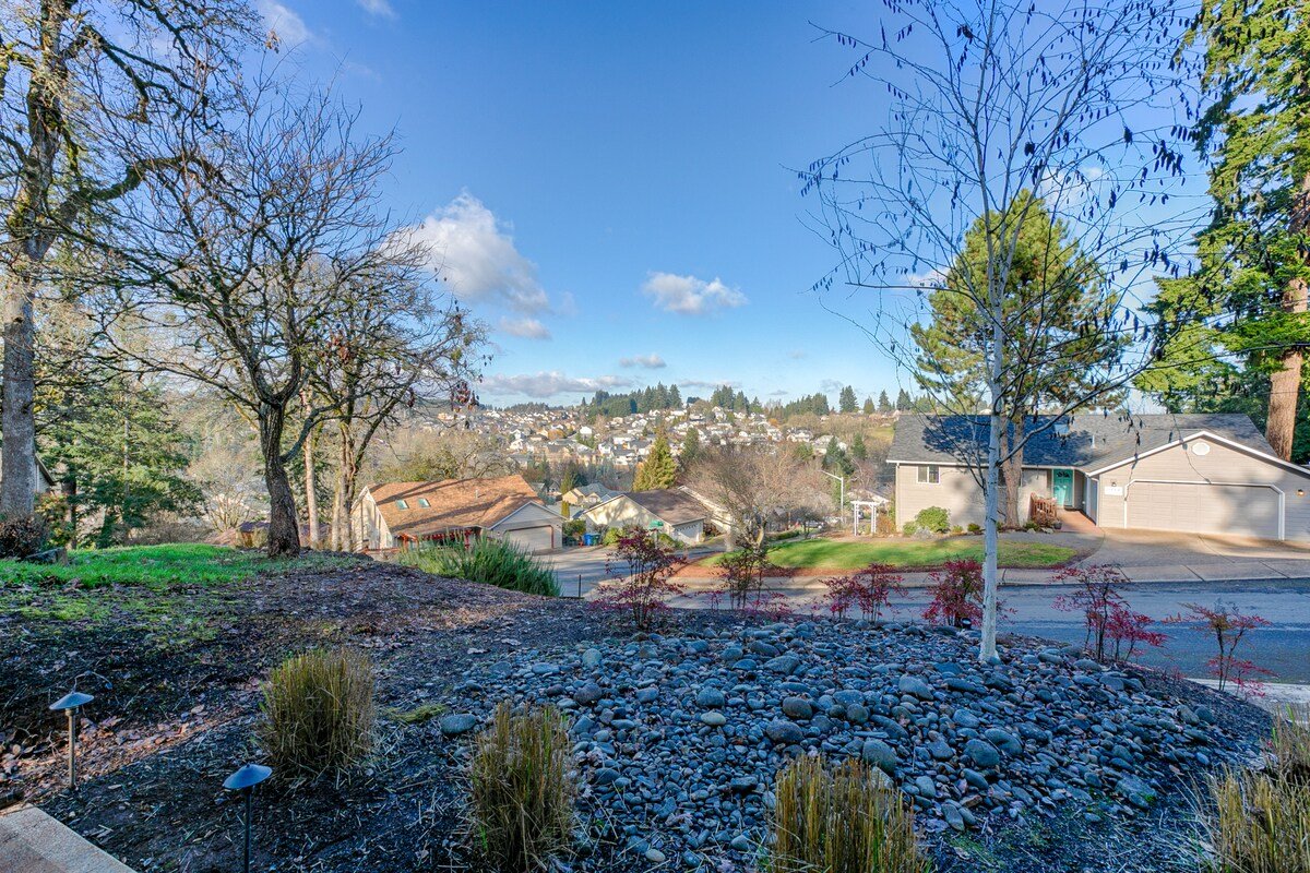 West Hills Getaway – prime location, amazing views gallery image 4